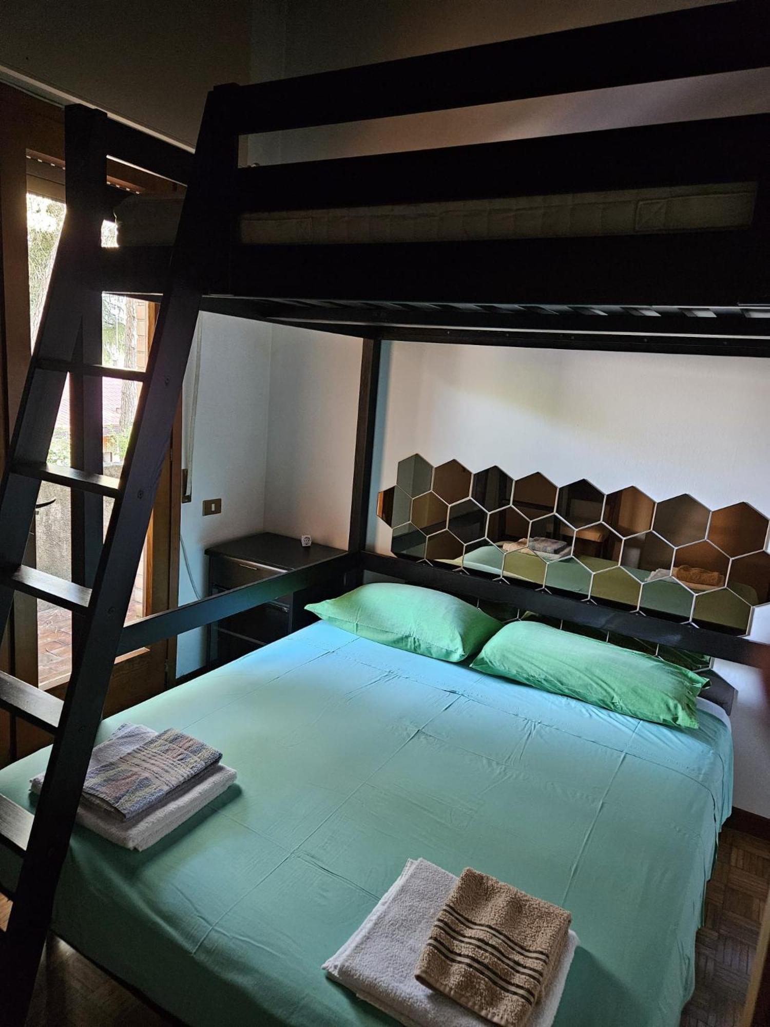 Villa A Schiera Raffinata Con Giardino 利尼亚诺萨比亚多罗 外观 照片